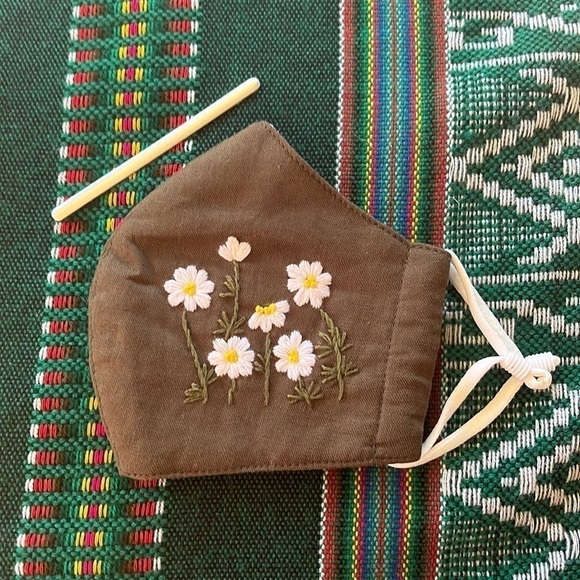 BLUE Tag Bridal Embroidered Daisy Face Mask - Picture 1 of 4